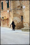 Gallerie-dans-un-village-de-toscane.jpg
