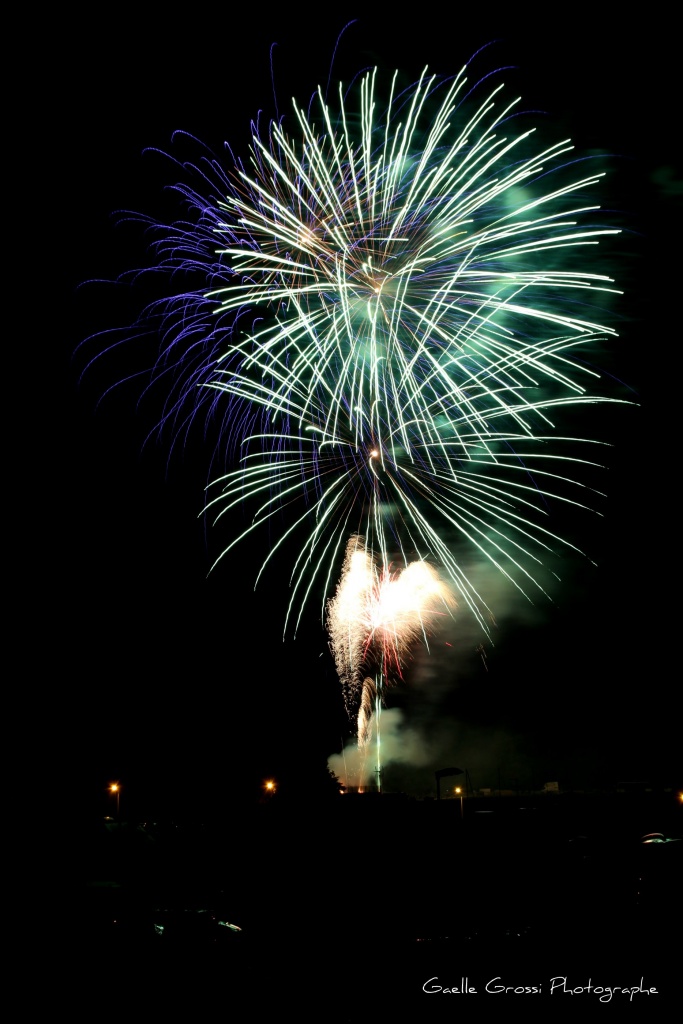 Au secour &#33; Je suis nouveau....-feu-artifice-baud-049tc.jpg