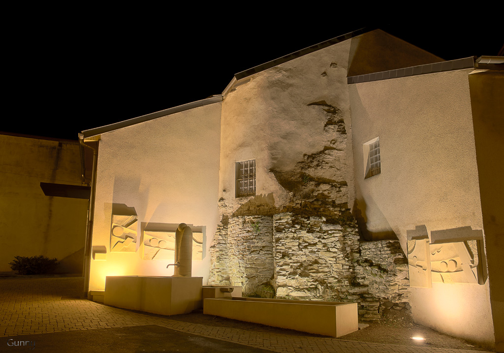 FLASH ESCLAVE-fontaine-nocturne.jpg