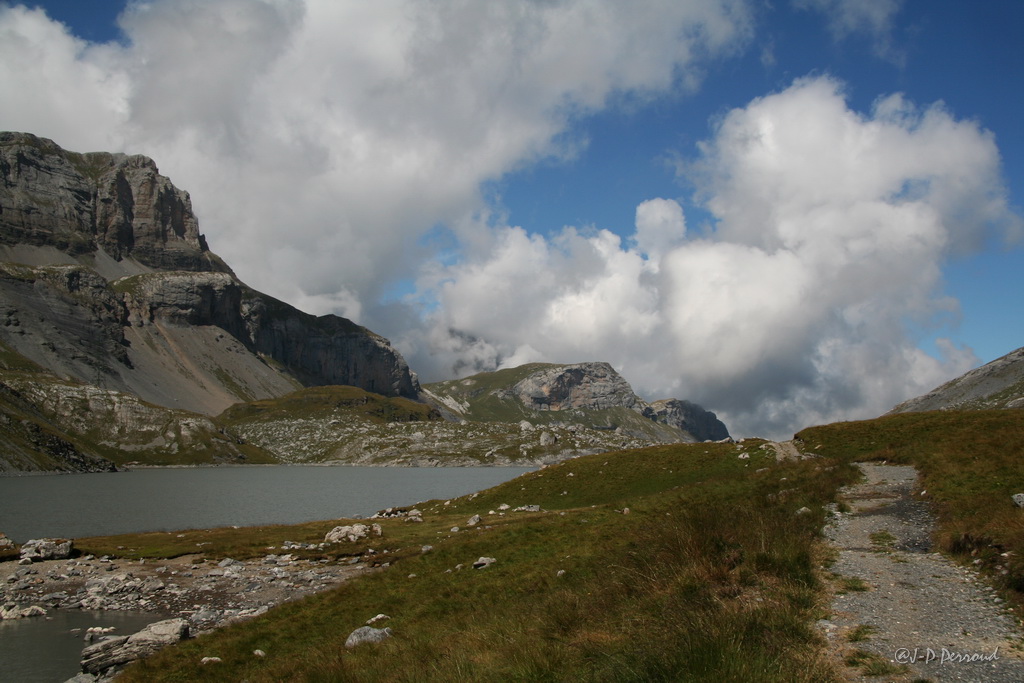 Daubesee

Vue depuis le chemin quittant la cabane de la Gemmi

Valais, Suisse