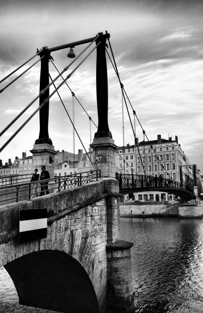 FLASH ESCLAVE-pont-presquile-noir-et-blanc-1600x1200-.jpg