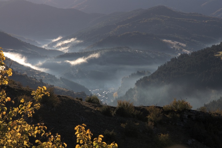 Meyrueis dans la brume

====
Modle de l'appareil : Canon EOS 450D
Objectif : EF-S18-135mm f/3.5-5.6 IS
Date et heure de la photo : 2011-10-26 09:36:58
Ouverture : f/14.0
Dure d'exposition : 0.017 s (1/60)
quivalence ISO : 100
Correction de l'exposition : aucune
Mode de mesure : Matricielle
Exposition : priorit ouverture (semi-automatique)
Balance des blancs : automatique
Utilisation du flash : Non (force)