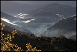 Meyrueis dans la brume 
 
==== 
Modle de l'appareil : Canon EOS 450D 
Objectif : EF-S18-135mm f/3.5-5.6 IS 
Date et heure de la photo : 2011-10-26...
