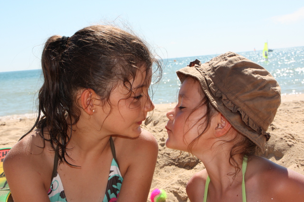 Concours Photo-maelie-et-lauryn-bisous.jpg