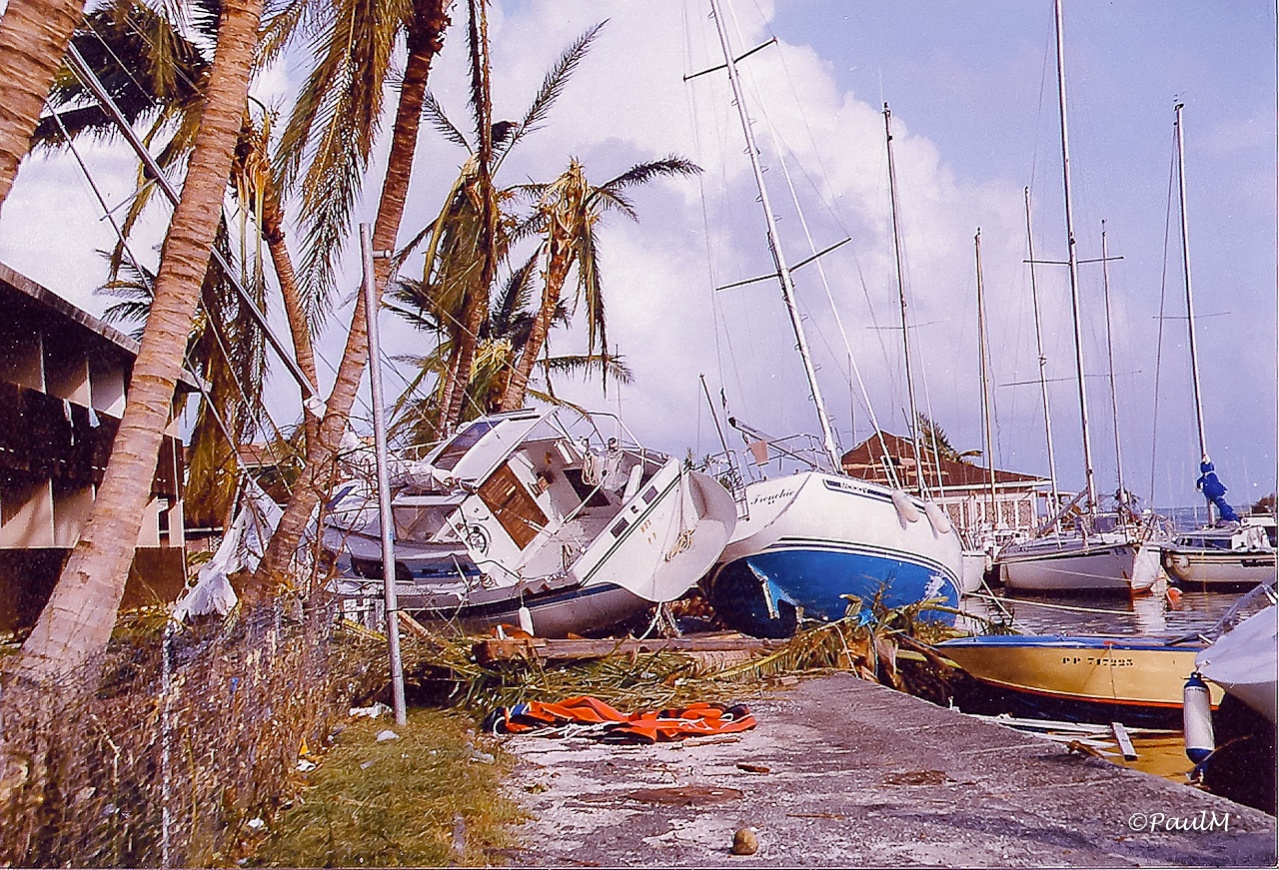 -cyclone-bateaux-sur-greve-1.jpg