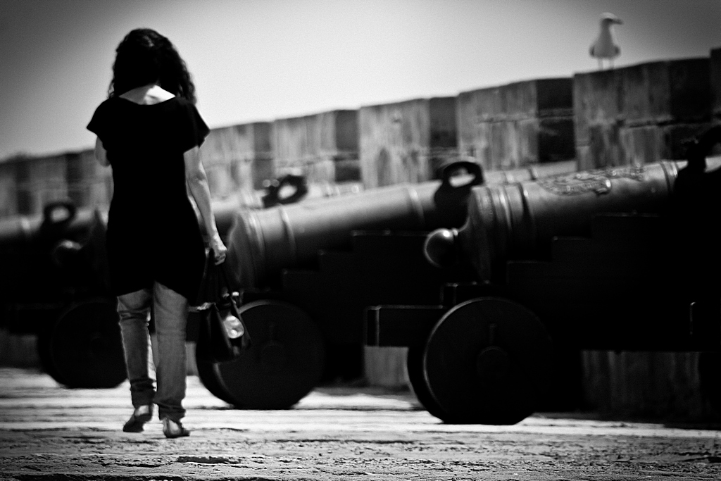 Femme sur les remparts d'Essaouira