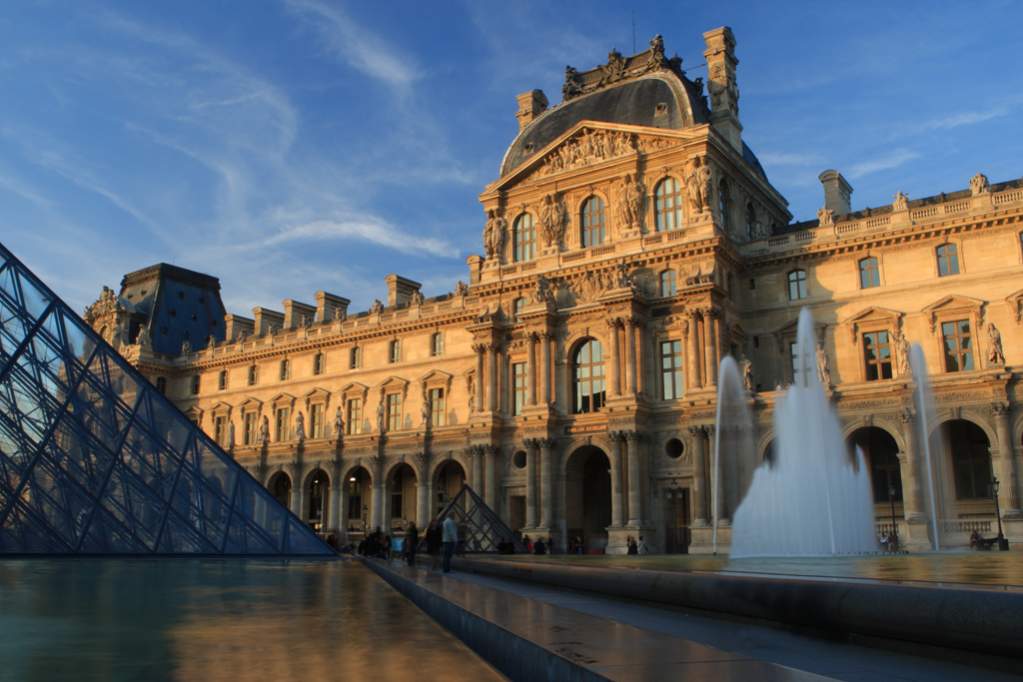 Le louvre au coucher de soleil
