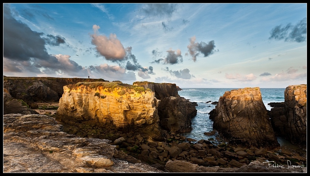Sur la Cte Sauvage, le soleil se lve et illumine les falaises