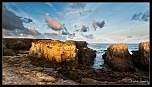 Sur la Cte Sauvage, le soleil se lve et illumine les falaises