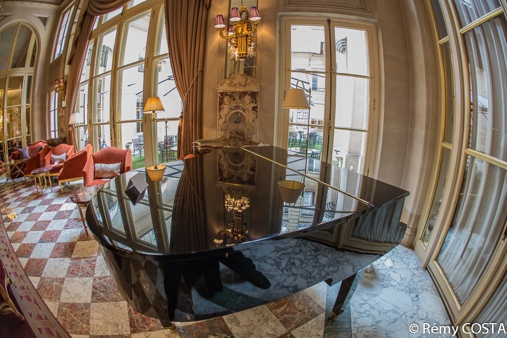 Le piano du petit salon du restaurant Les Ambassadeurs