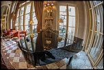 Le piano du petit salon du restaurant Les Ambassadeurs