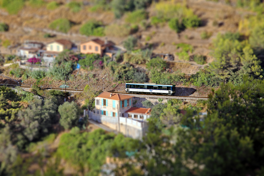 Passage d'un autorail dans le vallon de la Madeleine, Nice