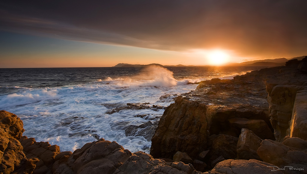 Couch de soleil sur le Pradet (Cap Garonne). Lumire superbe mais conditions trs difficiles.. Beaucoup d'embruns  cause du gros vent.. Beaucoup de retouches pour rattraper l'image ...