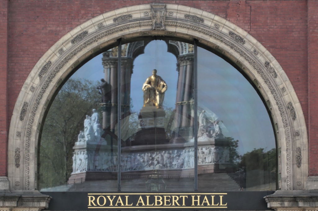 S12 Les reflets
Albert se mirant dans les vitres du Royal Albert Hall - Londres