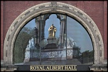 S12 Les reflets 
Albert se mirant dans les vitres du Royal Albert Hall - Londres