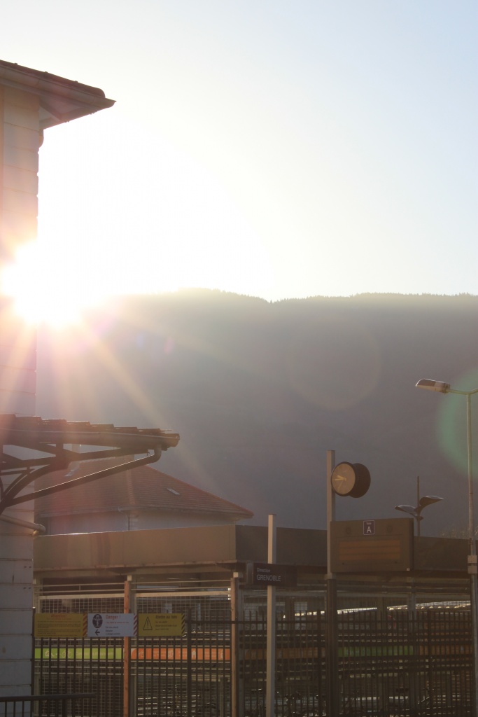 Quand le soleil montre son nez a la gare