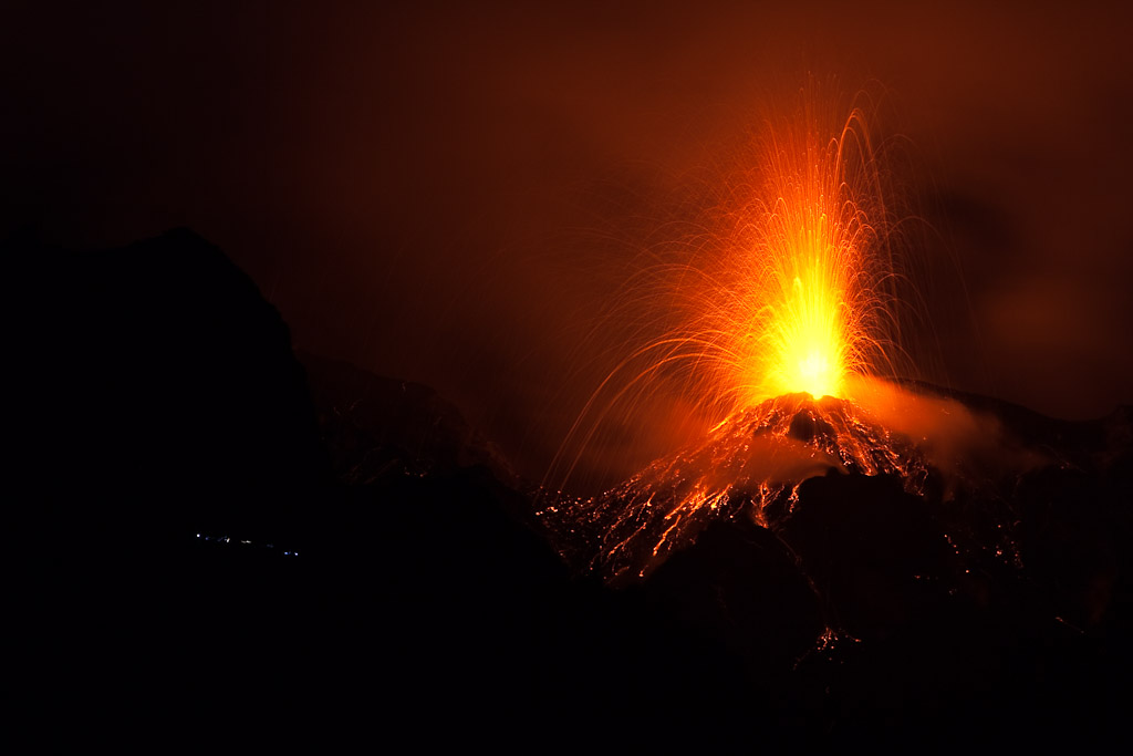 Volcan en éruption le STROMBOLI de nuit......